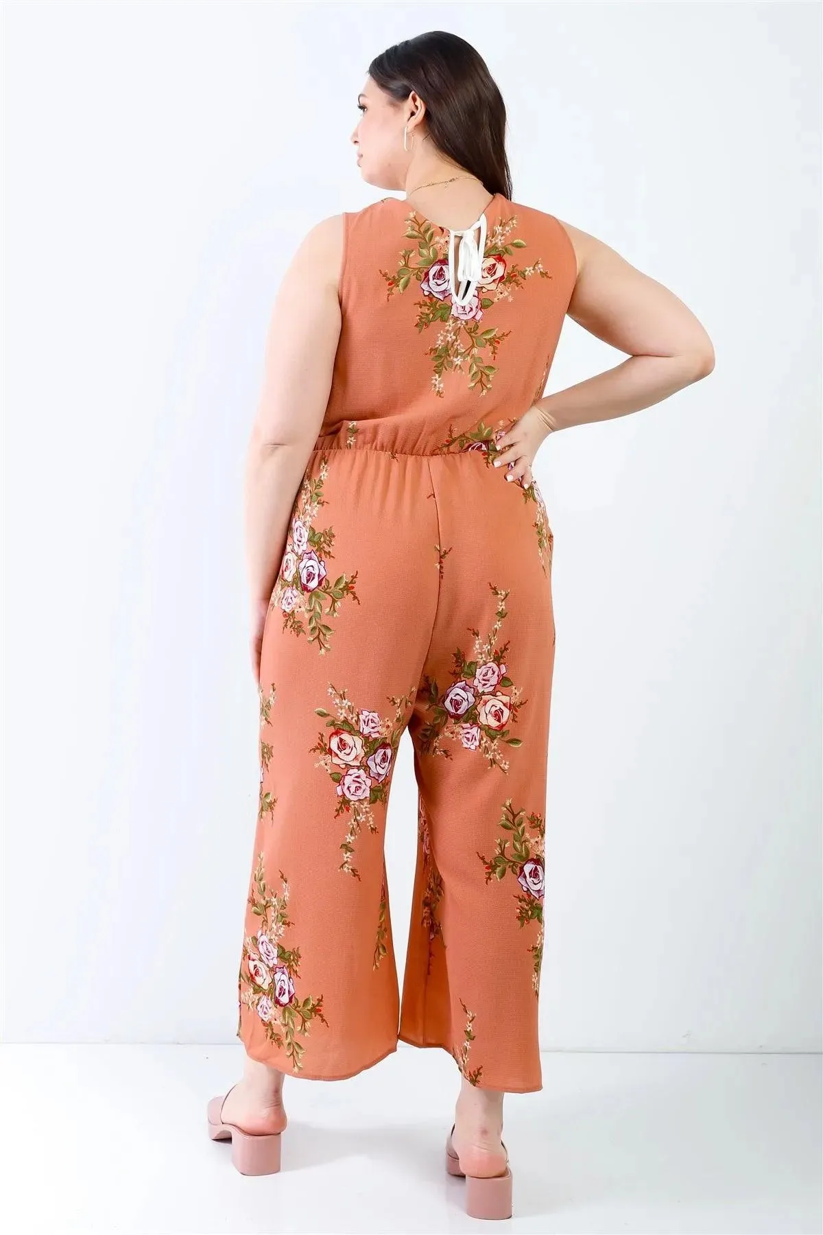 Junior Plus Caramel Flower Print Wrap V-Neck Back Self-Tie Detail Sleeveless Jumpsuit /2-4